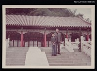 相關藏品主要名稱：李一楠與李唐基於階梯上合照2-20的藏品圖示
