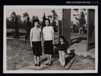 主要名稱：琦君與小孩、友人於庭園內合照1-3圖檔，第2張，共3張