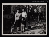 主要名稱：琦君與小孩、友人於庭園內合照1-3圖檔，第3張，共3張