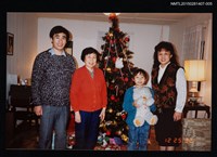 相關藏品主要名稱：李唐基家族照(琦君與3位家人於客廳聖誕樹前合影)的藏品圖示