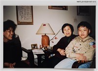 相關藏品主要名稱：李唐基家族照(琦君與李唐基家人於客廳合影)的藏品圖示