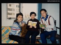 相關藏品主要名稱：唐基家族照(琦君與李唐基家人於室內合影)的藏品圖示
