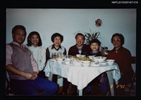 相關藏品主要名稱：李唐基家族照(琦君夫婦與李唐基家人於室內餐桌合影)的藏品圖示
