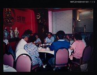 主要名稱：李唐基家族照(琦君夫婦與多位家人於餐廳餐桌合影)圖檔，第2張，共3張