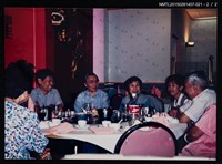 主要名稱：李唐基家族照(琦君夫婦與多位家人於餐廳餐桌合影)圖檔，第3張，共3張