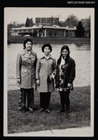 相關藏品主要名稱：琦君與外國友人合照1-1(琦君與愛荷華大學研究生合影)的藏品圖示