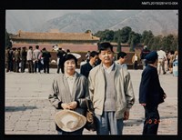 相關藏品主要名稱：琦君與學生王少棣於北京戶外合影的藏品圖示