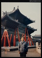 相關藏品主要名稱：琦君1990年大陸返鄉5-1（李唐基於中式牌樓前獨照）的藏品圖示