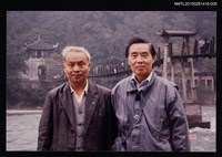 相關藏品主要名稱：琦君1990年大陸返鄉6-5（李唐基與李晝堂於都江堰前合影）的藏品圖示