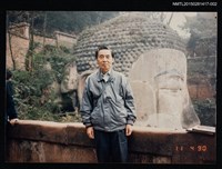 相關藏品主要名稱：琦君1990年大陸返鄉7-2（李唐基於樂山大佛前獨影）的藏品圖示