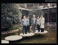 相關藏品主要名稱：琦君1990年大陸返鄉7-3（琦君夫婦與李晝堂等人於池塘上合影）的藏品圖示