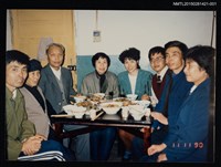 相關藏品主要名稱：琦君1990年大陸返鄉11-1(琦君與李晝堂等人於屋內餐桌合影)的藏品圖示