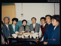 相關藏品主要名稱：琦君1990年大陸返鄉11-2(琦君夫婦與李晝堂等人於屋內餐桌合影)的藏品圖示