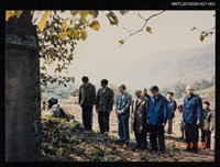 相關藏品主要名稱：琦君1990年大陸返鄉11-3(李唐基與李晝堂等人北京祭拜母親、返鄉掃墓合影)的藏品圖示