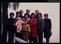 相關藏品主要名稱：琦君1990年大陸返鄉12-1(琦君夫婦與潘鏡宇及其家人於杭州戶外合影)的藏品圖示