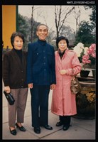 相關藏品主要名稱：琦君1990年大陸返鄉12-2(琦君與其堂叔潘鏡宇及其家人於杭州靈隱寺合影)的藏品圖示