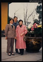 相關藏品主要名稱/主要名稱：琦君1990年大陸返鄉12-3(琦君與其堂叔潘鏡宇家人於杭州靈隱寺合影)的藏品圖示