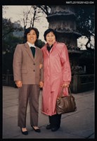 相關藏品主要名稱：琦君1990年大陸返鄉12-4(琦君與其堂叔潘鏡宇家人於杭州靈隱寺合影)的藏品圖示