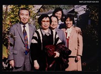 相關藏品主要名稱：琦君1992年大陸返鄉1-3(一九九二年訪問北京，琦君夫婦與陳萃芳等人於室外庭園合影)的藏品圖示