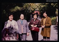 相關藏品主要名稱：琦君1992年大陸返鄉1-5(一九九二年訪問北京，琦君與陳萃芳等人於戶外庭園合影)的藏品圖示