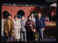 相關藏品主要名稱：琦君1992年大陸返鄉1-6(一九九二年訪問北京，琦君夫婦與陳萃芳等人於戶外廣場合影)的藏品圖示