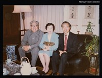 相關藏品主要名稱：琦君1992年大陸返鄉2-4(一九九二年訪問北京、杭州，琦君夫婦與干志堅於室內中合影)的藏品圖示