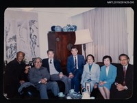 相關藏品主要名稱：琦君1992年大陸返鄉2-5(一九九二年訪問北京、杭州，琦君夫婦與全國政協等人於大廳中合影)的藏品圖示