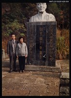 相關藏品主要名稱：琦君1992年大陸返鄉3-4(一九九二年訪問杭州、上海，琦君夫婦與友人於詞學家夏承燾墓前合影)的藏品圖示