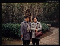 相關藏品主要名稱：琦君1992年大陸返鄉3-7(一九九二年訪問杭州、上海，琦君與友人於戶外合影)的藏品圖示