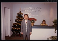 相關藏品主要名稱：李唐基於SOLAR INTERNATIONAL SHIPPING AGENCY INC櫃台前獨照2-60的藏品圖示