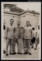 相關藏品主要名稱：李唐基於國立故宮博物院前與2位友人合照的藏品圖示