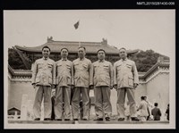 相關藏品主要名稱：李唐基於國立故宮博物院前與4位友人合照的藏品圖示