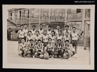 相關藏品主要名稱：李唐基與友人合照1-17（李唐基於球場與台灣金銅鑛務局聯誼球隊團體合照）的藏品圖示
