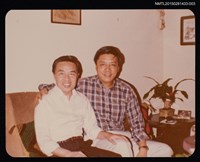 相關藏品主要名稱：李唐基與友人合照2-3（李唐基與友人於室內合照）的藏品圖示