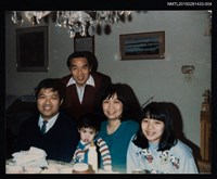 相關藏品主要名稱：李唐基與友人合照2-4（李唐基與友人及其家人於室內合照）的藏品圖示