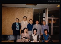相關藏品主要名稱：琦君夫婦與李唐基友人合照（琦君與多位友人於室內合照）的藏品圖示