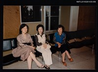 相關藏品主要名稱：琦君夫婦與李唐基友人合照（琦君與2位友人於室內合照）的藏品圖示