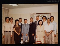 相關藏品主要名稱：琦君夫婦與李唐基友人合照（李唐基與友人於室內合照）的藏品圖示