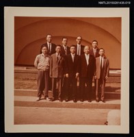 相關藏品主要名稱：琦君夫婦與李唐基友人合照（李唐基與周新宇等友人於戶外合照）的藏品圖示