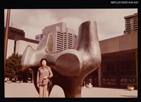 相關藏品主要名稱：琦君夫婦生活照2-28(琦君於戶外獨照)的藏品圖示