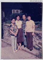 相關藏品主要名稱：琦君與友人石韻薇和其姊妹合照2-20的藏品圖示