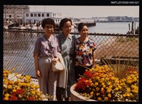相關藏品主要名稱：琦君與友人石韻薇和其姊妹合照2-21的藏品圖示