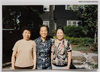 相關藏品主要名稱：琦君與友人石韻薇和其家人合照2-23的藏品圖示