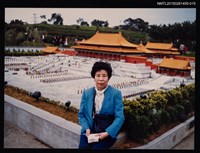 相關藏品主要名稱：琦君夫婦與劉振強合照（琦君於小人國獨照）15的藏品圖示