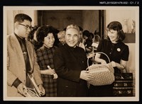 主要名稱：琦君與僑務委員長鄭彥棻合照2圖檔，第2張，共3張
