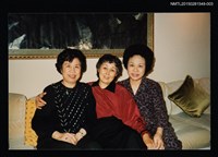 相關藏品主要名稱：琦君與殷張蘭熙等人合照3的藏品圖示