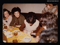 相關藏品主要名稱：琦君與鮑曉暉、鄧佩瑜等人餐聚合照1的藏品圖示