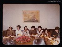 相關藏品主要名稱：琦君與鮑曉暉、鄧佩瑜等人餐聚合照2的藏品圖示