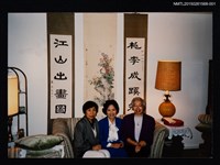 相關藏品主要名稱：琦君與劉安諾、王臨冬餐聚合照1的藏品圖示