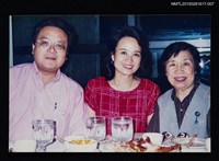 相關藏品主要名稱：琦君夫婦出席華府美國華人作家協會演講照(琦君與龔則韞等人合照)7的藏品圖示